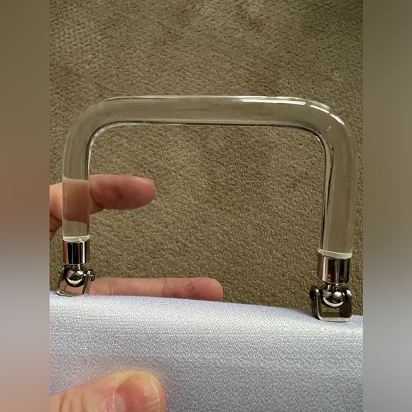 Unbranded Vintage white Clutch with Acrylic Handle. - Picture 3 of 11